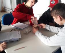 Alunos da 1ª Série, do Colégio Est. de Ed. Profissional Arlindo Ribeiro (Agrícola), em aula laboratorial sobre a estrutura e função dos ácidos nucléicos.