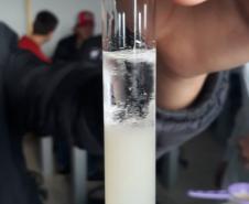 Alunos da 1ª Série, do Colégio Est. de Ed. Profissional Arlindo Ribeiro (Agrícola), em aula laboratorial sobre a estrutura e função dos ácidos nucléicos.