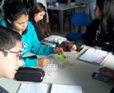 Alunos da 1ª Série, do Colégio Est. de Ed. Profissional Arlindo Ribeiro (Agrícola), em aula laboratorial sobre a estrutura e função dos ácidos nucléicos.
