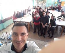 Alunos da 2ª Série, do Colégio Estadual Cristo Rei preparam cultura de leveduras e para observação ao microscópio óptico.