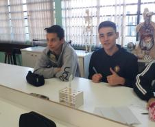 Alunos da 2ª Série, do Colégio Estadual Cristo Rei preparam cultura de leveduras e para observação ao microscópio óptico.