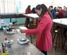 Alunos da 2ª Série, do Colégio Estadual Cristo Rei preparam cultura de leveduras e para observação ao microscópio óptico.