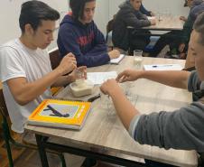 Alunos do CEEBJA Guarapuava em aula prática para comprovar tipos de misturas