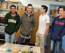 Alunos do CEEBJA Guarapuava em aula prática para comprovar tipos de misturas