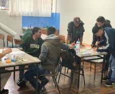 Alunos do CEEBJA Guarapuava em aula prática para comprovar tipos de misturas