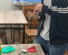 Alunos do CEEBJA Guarapuava em aula prática para comprovar tipos de misturas