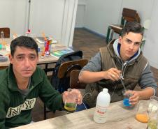 Alunos do CEEBJA Guarapuava em aula prática para comprovar tipos de misturas