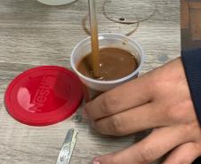 Alunos do CEEBJA Guarapuava em aula prática para comprovar tipos de misturas