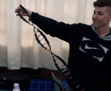 Alunos das 3ª Séries, do Ensino Médio, do Colégio Est. Liane Marta, em uma atividade lúdica sobre DNA.