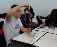 Alunos das 3ª Séries, do Ensino Médio, do Colégio Est. Liane Marta, em uma atividade lúdica sobre DNA.