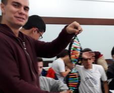 Alunos das 3ª Séries, do Ensino Médio, do Colégio Est. Liane Marta, em uma atividade lúdica sobre DNA.