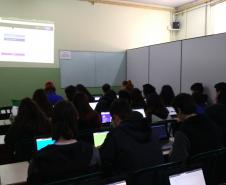 Alunos do 1ª Série, do curso Técnico em Química, retomam conteúdo de ácidos e bases, usando o aplicativo Kahoot.