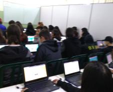 Alunos do 1ª Série, do curso Técnico em Química, retomam conteúdo de ácidos e bases, usando o aplicativo Kahoot.