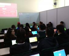 Alunos do 1ª Série, do curso Técnico em Química, retomam conteúdo de ácidos e bases, usando o aplicativo Kahoot.