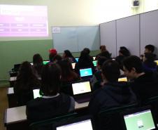 Alunos do 1ª Série, do curso Técnico em Química, retomam conteúdo de ácidos e bases, usando o aplicativo Kahoot.
