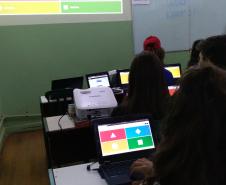 Alunos do 1ª Série, do curso Técnico em Química, retomam conteúdo de ácidos e bases, usando o aplicativo Kahoot.