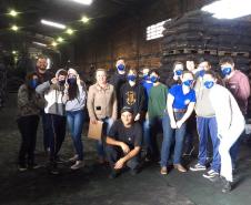 Alunos do curso Técnico em Química, do Colégio Estadual Francisco Carneiro Martins, participaram de visita técnica à Indústria Alphacarbo