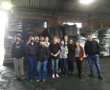 Alunos do curso Técnico em Química, do Colégio Estadual Francisco Carneiro Martins, participaram de visita técnica à Indústria Alphacarbo