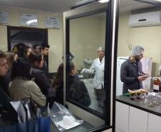Alunos do curso Técnico em Química, do Colégio Estadual Francisco Carneiro Martins, participaram de visita técnica à Indústria Alphacarbo