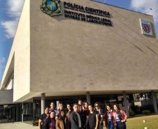 Alunos dos 3º e 4º Anos, do curso Técnico em Química, modalidade Subsequente realizam visita técnica à Polícia Científica do Paraná.