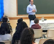 Pesquisador da Stanford University ministra aula inaugural do Programa Mais Aprendizagem no Colégio Estadual Vereador Heitor Rocha Kramer.