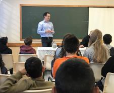 Pesquisador da Stanford University ministra aula inaugural do Programa Mais Aprendizagem no Colégio Estadual Vereador Heitor Rocha Kramer.