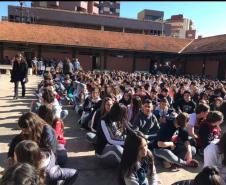 Alunos do Colégio Estadual Visconde de Guarapuava realizam simulação do plano de abandono.