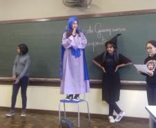 Alunos do 8º Ano, do Ensino Fundamental, do Colégio Estadual Rui Barbosa, trabalham Lendas Guarapuavanas durante as aulas de Literatura.