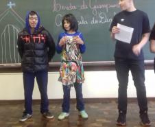 Alunos do 8º Ano, do Ensino Fundamental, do Colégio Estadual Rui Barbosa, trabalham Lendas Guarapuavanas durante as aulas de Literatura.
