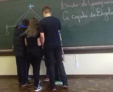 Alunos do 8º Ano, do Ensino Fundamental, do Colégio Estadual Rui Barbosa, trabalham Lendas Guarapuavanas durante as aulas de Literatura.