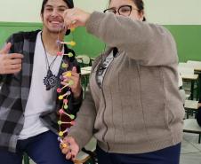 Montagem de fita de DNA com balas de goma: aprendendo na prática.