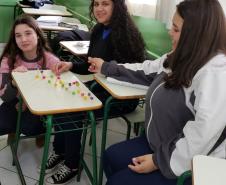 Montagem de fita de DNA com balas de goma: aprendendo na prática.