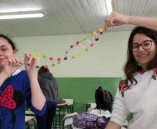 Montagem de fita de DNA com balas de goma: aprendendo na prática.