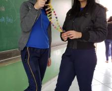 Montagem de fita de DNA com balas de goma: aprendendo na prática.