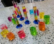 Curso Técnico em Química: aula prática sobre densidade.
