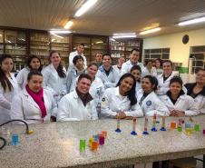 Curso Técnico em Química: aula prática sobre densidade.
