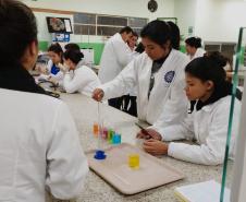 Curso Técnico em Química: aula prática sobre densidade.