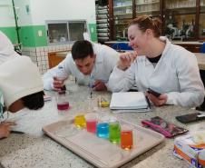 Curso Técnico em Química: aula prática sobre densidade.