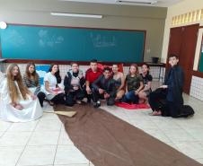 Da crítica social e política da sociedade atual à dramatização: uma prática dos alunos do C.E. do Campo Prof. Maria de Jesus P. Guimarães