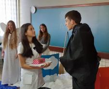 Da crítica social e política da sociedade atual à dramatização: uma prática dos alunos do C.E. do Campo Prof. Maria de Jesus P. Guimarães
