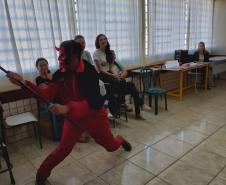 Da crítica social e política da sociedade atual à dramatização: uma prática dos alunos do C.E. do Campo Prof. Maria de Jesus P. Guimarães