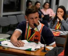 Aluno e professora do C.E. Professor Mario Evaldo Morski tomam posse e atuam como jovens senadores, no 12º Concurso de Redação do Senado Federal.