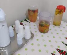 Água saborizada e café preparados com muito afeto.
