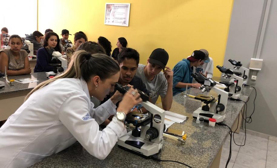 Alunos do Colégio Estadual Profa. Izabel no Centro Universitário Campo Real.
