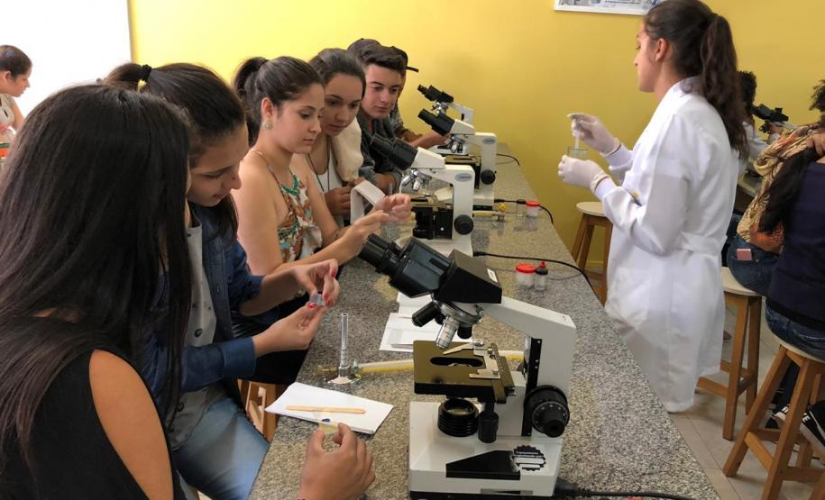 Alunos do Colégio Estadual Profa. Izabel no Centro Universitário Campo Real.
