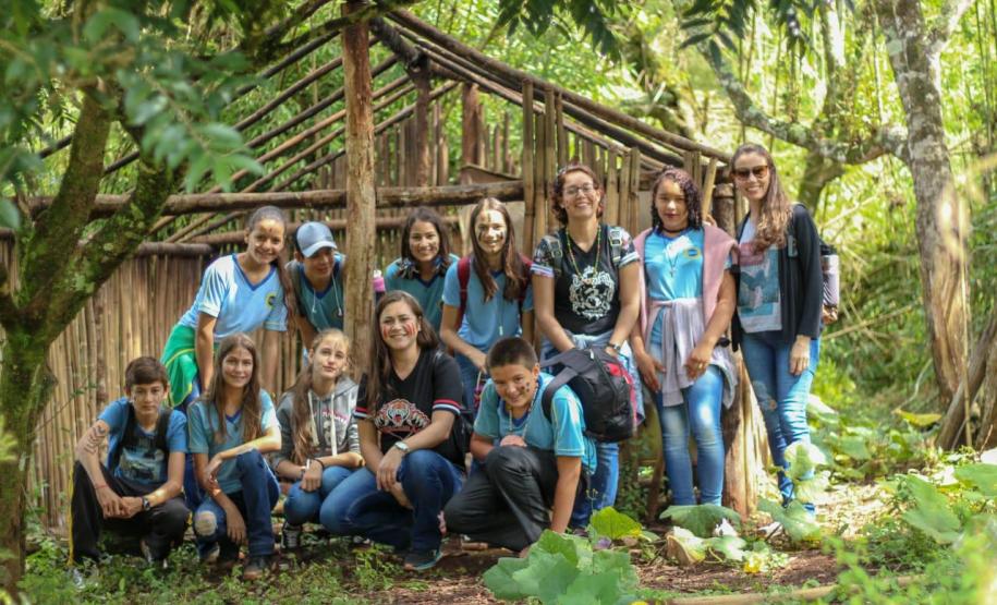 Estudantes dos Colégios Estaduais do Campo de Cachoeira e de Paz na Semana Cultural Kaigang.