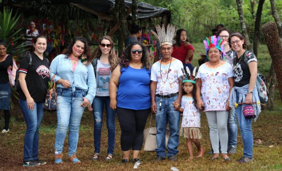 Estudantes dos Colégios Estaduais do Campo de Cachoeira e de Paz na Semana Cultural Kaigang.