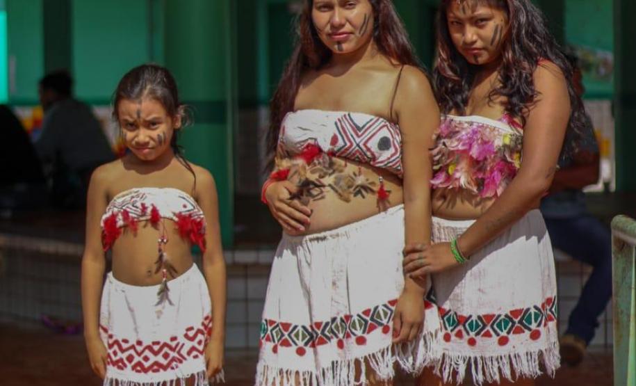 Estudantes dos Colégios Estaduais do Campo de Cachoeira e de Paz na Semana Cultural Kaigang.
