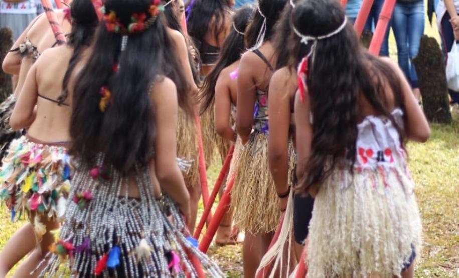 Estudantes dos Colégios Estaduais do Campo de Cachoeira e de Paz na Semana Cultural Kaigang.