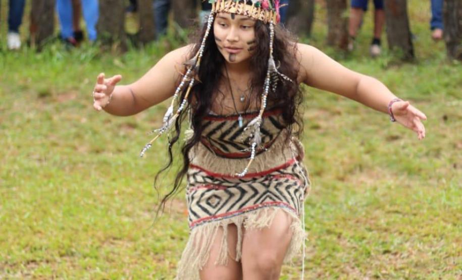 Estudantes dos Colégios Estaduais do Campo de Cachoeira e de Paz na Semana Cultural Kaigang.